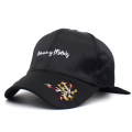 Настройте атласные шляпы Женщины солнечные шляпы вышитые логотип